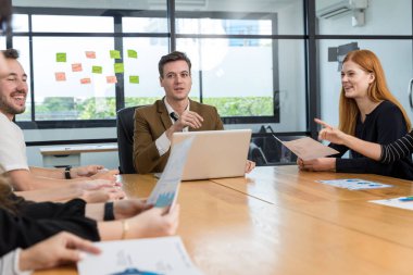 Çeşitli meslektaşlar beyin fırtınasında toplanıp istatistikleri tartışırlar. Bir grup insan, Beyin Fırtınası iş planını birlikte yapmak için toplandı. Beyin Fırtınası Ekibi Çalışma Konsepti.