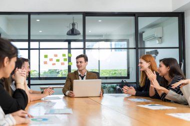 Çeşitli meslektaşlar beyin fırtınasında toplanıp istatistikleri tartışırlar. Bir grup insan, Beyin Fırtınası iş planını birlikte yapmak için toplandı. Beyin Fırtınası Ekibi Çalışma Konsepti.