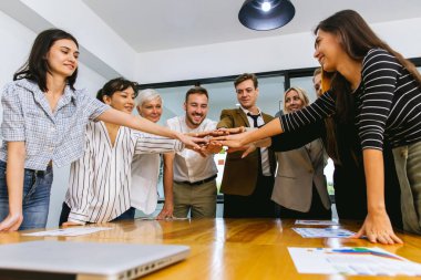 Çeşitli meslektaşlar beyin fırtınasında toplanıp istatistikleri tartışırlar. Bir grup insan, Beyin Fırtınası iş planını birlikte yapmak için toplandı. Beyin Fırtınası Ekibi Çalışma Konsepti.
