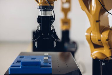 Yeni Nesil Robot Kolu Üretim Hattı üzerinde Çalışmaya Hazır. Endüstriyel fabrikanın üretim hattı için yeni robot kolu. Fabrikadaki robot kol manipülatörü. Sanayi otomasyon teknolojisi.