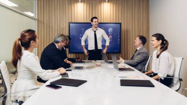 Çeşitli meslektaşlar beyin fırtınasında toplanıp istatistikleri tartışırlar. Bir grup insan, Beyin Fırtınası iş planını birlikte yapmak için toplandı. Beyin Fırtınası Ekibi Çalışma Konsepti.