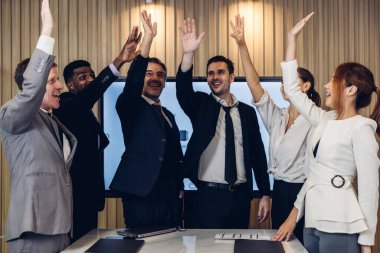 Çeşitli meslektaşlar beyin fırtınasında toplanıp istatistikleri tartışırlar. Bir grup insan, Beyin Fırtınası iş planını birlikte yapmak için toplandı. Beyin Fırtınası Ekibi Çalışma Konsepti.