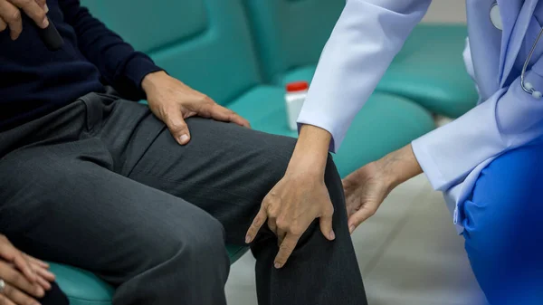 Médico Fisioterapeuta Examinando Tratamiento Rodilla Lesionada Paciente Mayor Hospital Médico — Foto de Stock