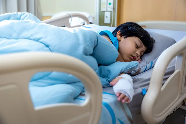 Дети Болеют Спят Кровати Больнице Больной Маленький Мальчик Лекарством Астмы — стоковое фото