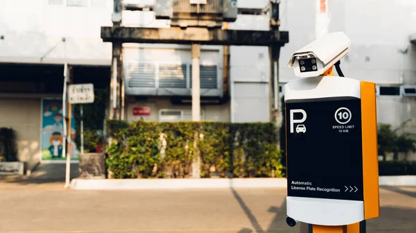 Parkautomat Sicherheitssystem Für Die Zufahrt Zum Gebäude Schrankenschranke Mit Mautstelle — Stockfoto
