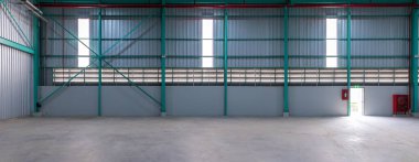 Boş bir deponun içinde. Kutupları desteklemek için temiz ve boş sanayi salonları. Sanayi binası veya üretim tesisi veya büyük depo için modern fabrika