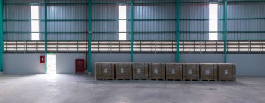 Deponun içinde. Sanayi binası destek kutupları için detaylandırılmış. Sanayi binası veya üretim tesisi veya büyük depo için modern fabrika