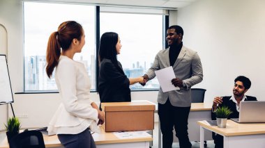 Yeni ofise hoş geldin. Çok ırklı bir ofiste çalışan yeni çalışanımıza hoş geldin diyoruz. İlk iş gününde yeni çalışan takım üyesine hoş geldin, giriş konsepti.