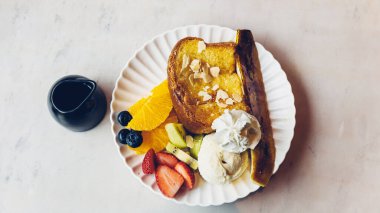 Dondurmalı ballı tost. Ekmek üzerine bal, dondurma ve krem şantili tost. Tatlı tatlı yeme konsepti..