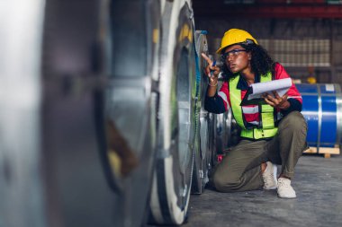 Ustabaşı ya da işçi fabrikada çalışıyor. Kontrol makinesi ya da tesisteki ürünler. Mühendis ya da teknisyen Malzemeleri ya da Tesiste Makine 'yi kontrol ediyor. Sanayi ve Fabrika.