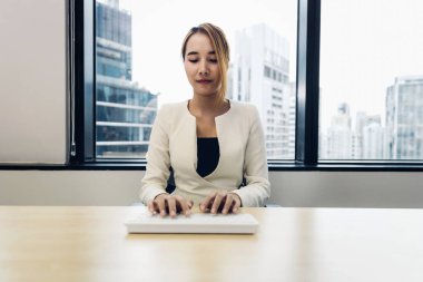 Bilgi arayan dizüstü bilgisayar kullanan kadın eli 