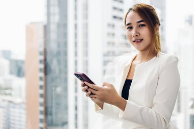 İş adamları cep telefonu kullanıyor. Akıllı telefonlarıyla oynayan insanlar