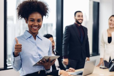 Modern ofisteki iş kadını. Kadınlar kendilerine güvenen yeni şirkete liderlik ediyorlar. Profesyonel kendine güvenen iş uzmanı