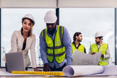 İnşaat alanında inşaat planı olan ekip mühendisleri. Mühendis olay yerinde çalışıyor. Mühendis ziyareti ve teftiş alanı mühendisi. Mühendis kontrolü ve inşaat alanında çalışma.