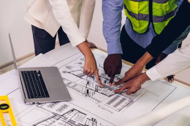 İnşaat alanında inşaat planı olan ekip mühendisleri. Mühendis olay yerinde çalışıyor. Mühendis ziyareti ve teftiş alanı mühendisi. Mühendis kontrolü ve inşaat alanında çalışma.