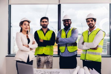 İnşaat alanında inşaat planı olan ekip mühendisleri. Mühendis olay yerinde çalışıyor. Mühendis ziyareti ve teftiş alanı mühendisi. Mühendis kontrolü ve inşaat alanında çalışma.