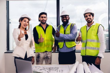 İnşaat alanında inşaat planı olan ekip mühendisleri. Mühendis olay yerinde çalışıyor. Mühendis ziyareti ve teftiş alanı mühendisi. Mühendis kontrolü ve inşaat alanında çalışma.