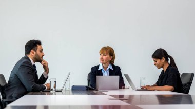 Çeşitli meslektaşlar beyin fırtınasında toplanıp istatistikleri tartışırlar. Bir grup insan, Beyin Fırtınası iş planını birlikte yapmak için toplandı. Beyin Fırtınası Ekibi Çalışma Konsepti.