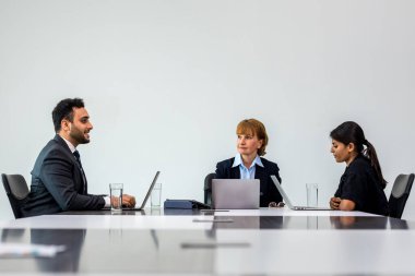 Çeşitli meslektaşlar beyin fırtınasında toplanıp istatistikleri tartışırlar. Bir grup insan, Beyin Fırtınası iş planını birlikte yapmak için toplandı. Beyin Fırtınası Ekibi Çalışma Konsepti.