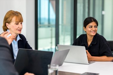 Çeşitli meslektaşlar beyin fırtınasında toplanıp istatistikleri tartışırlar. Bir grup insan, Beyin Fırtınası iş planını birlikte yapmak için toplandı. Beyin Fırtınası Ekibi Çalışma Konsepti.