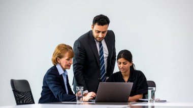 Çeşitli meslektaşlar beyin fırtınasında toplanıp istatistikleri tartışırlar. Bir grup insan, Beyin Fırtınası iş planını birlikte yapmak için toplandı. Beyin Fırtınası Ekibi Çalışma Konsepti.
