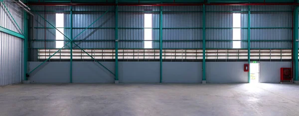 Interior Empty Warehouse Clean Empty Industrial Hall Detail Supporting Poles — Stock Photo, Image