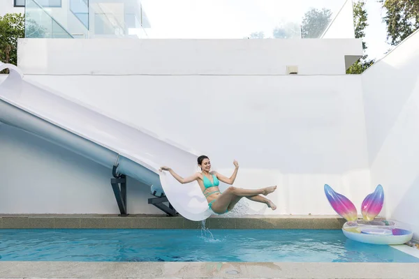 Mujer Traje Baño Jugando Slider Villa Popó Mujer Bikini Jugando —  Fotos de Stock