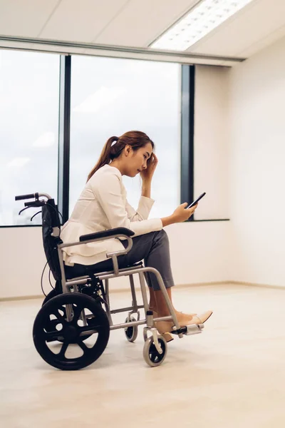 Trabalhadores Escritório Mulher Uma Cadeira Rodas Escritório Brilhante Segurando Telefone — Fotografia de Stock