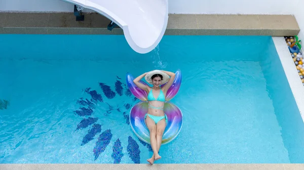 Mujer Bikini Con Flotador Inflable Goma Mujer Traje Baño Tubo —  Fotos de Stock