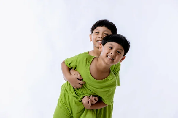 Портрет Симпатичних Азіатських Хлопчиків Близнят Двоє Маленьких Близнюків Ізольовані Білому — стокове фото