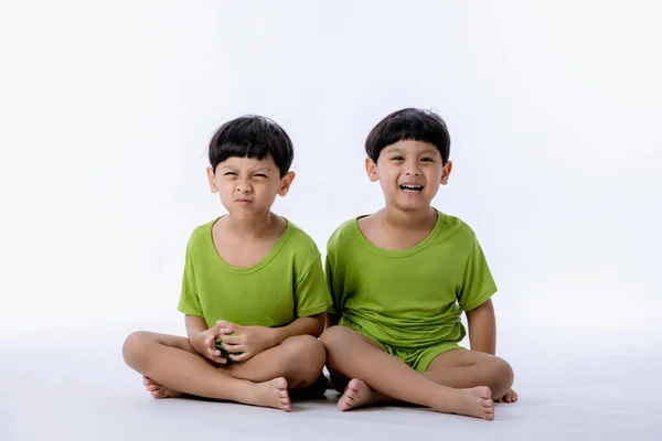 Retrato Meninos Gêmeos Asiáticos Bonitos Dois Meninos Gêmeos Isolados Fundo — Fotografia de Stock