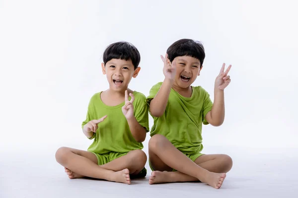 Πορτρέτο Των Χαριτωμένων Ασιατικών Δίδυμα Αγόρια Δύο Μικρά Αγόρια Δίδυμα — Φωτογραφία Αρχείου