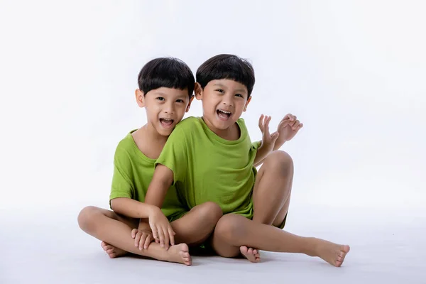 かわいいアジアの双子の男の子の肖像画 白い背景に2人の男の子の双子が孤立した 双子の男の子は白い背景で一緒に楽しみます — ストック写真