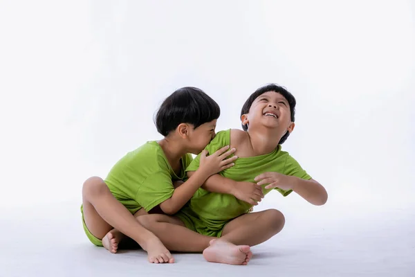 Porträtt Söta Asiatiska Tvillingpojkar Två Små Pojkar Tvillingar Isolerade Vit — Stockfoto