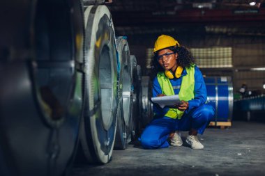 Ustabaşı ya da işçi fabrikada çalışıyor. Kontrol makinesi ya da tesisteki ürünler. Mühendis ya da teknisyen Malzemeleri ya da Tesiste Makine 'yi kontrol ediyor. Sanayi ve Fabrika.
