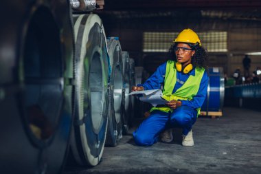 Ustabaşı ya da işçi fabrikada çalışıyor. Kontrol makinesi ya da tesisteki ürünler. Mühendis ya da teknisyen Malzemeleri ya da Tesiste Makine 'yi kontrol ediyor. Sanayi ve Fabrika.