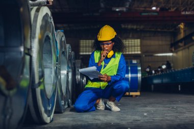 Ustabaşı ya da işçi fabrikada çalışıyor. Kontrol makinesi ya da tesisteki ürünler. Mühendis ya da teknisyen Malzemeleri ya da Tesiste Makine 'yi kontrol ediyor. Sanayi ve Fabrika.
