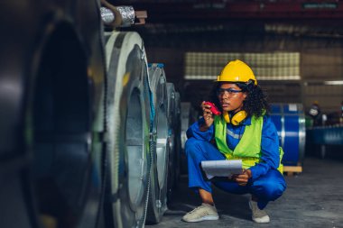 Ustabaşı ya da işçi fabrikada çalışıyor. Kontrol makinesi ya da tesisteki ürünler. Mühendis ya da teknisyen Malzemeleri ya da Tesiste Makine 'yi kontrol ediyor. Sanayi ve Fabrika.