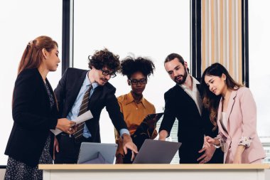 Çeşitli meslektaşlar beyin fırtınasında toplanıp istatistikleri tartışırlar. Bir grup insan, Beyin Fırtınası iş planını birlikte yapmak için toplandı. Beyin Fırtınası Ekibi çalışıyor. İnsanlar buluşuyor 