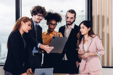 Tablet veya akıllı telefon kullanarak online arama yapan bir grup insan. İş adamları modern ofis ve iş arkadaşlarıyla sanal video konferansında çalışırlar.
