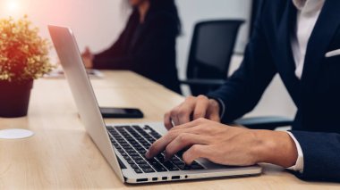 İş adamları AI veya Yapay Zeka ile sohbet etmek için akıllı telefon ya da bilgisayar kullanıyorlar. Sohbet GPT, yapay zeka Ai Chat GPT, insanların çalışmasına yardımcı olacak yapay zeka.. 