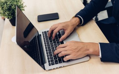 İş adamları AI veya Yapay Zeka ile sohbet etmek için akıllı telefon ya da bilgisayar kullanıyorlar. Sohbet GPT, yapay zeka Ai Chat GPT, insanların çalışmasına yardımcı olacak yapay zeka.. 