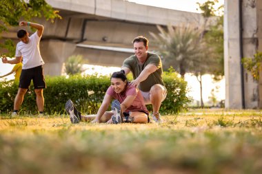 Arkadaş, dışarıda egzersiz yaparken protez bacaklı arkadaşına destek oluyor. İnsanlar parkta birlikte yürüyorlar. Yürüyüş egzersizi yapan protez bacaklı kadın ve arkadaşı parkta birlikte destek oluyor.