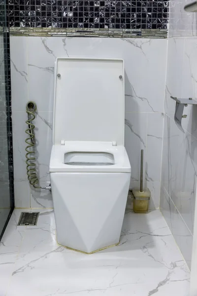 浴室里的厕所 陶瓷马桶在室内 顶视图 马桶在浴室 现代卫生间内部的厕所碗 — 图库照片
