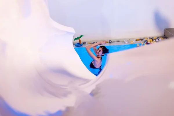 Mulher Biquíni Com Flutuador Inflável Borracha Mulher Fato Banho Tubo — Fotografia de Stock