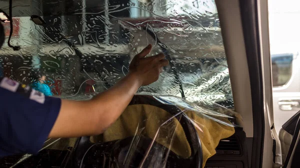 Технік Встановлює Тонус Вікна Автомобіля Серія Тонування Вікон Автомобілів Спеціаліст — стокове фото