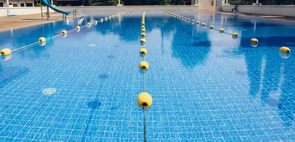 スポーツコンプレックス内のスイミングプール プールの写真です 空の青いスイミングプール — ストック写真