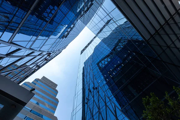 Vista Inferior Los Rascacielos Modernos Distrito Financiero Contra Cielo Azul —  Fotos de Stock