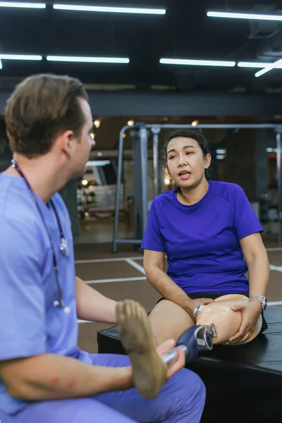Physiotherapeutin Kümmert Sich Patientin Und Beinprothese Physiotherapeutin Hilft Behinderten Frau — Stockfoto