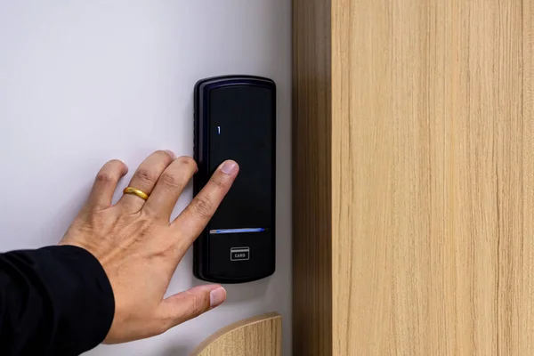 호텔에 열쇠를 전자잠금 카드잠금 보안을 보호를 디지털 문잠금 시스템 — 스톡 사진